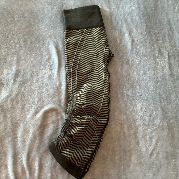 Lululemon In the Flow Leggings Heathered Fatigue Green Black Capri Size 2 - Picture 14 of 14